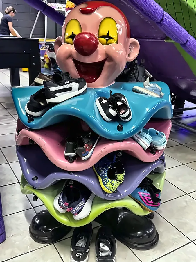 Brinquedos de moeda com personagens