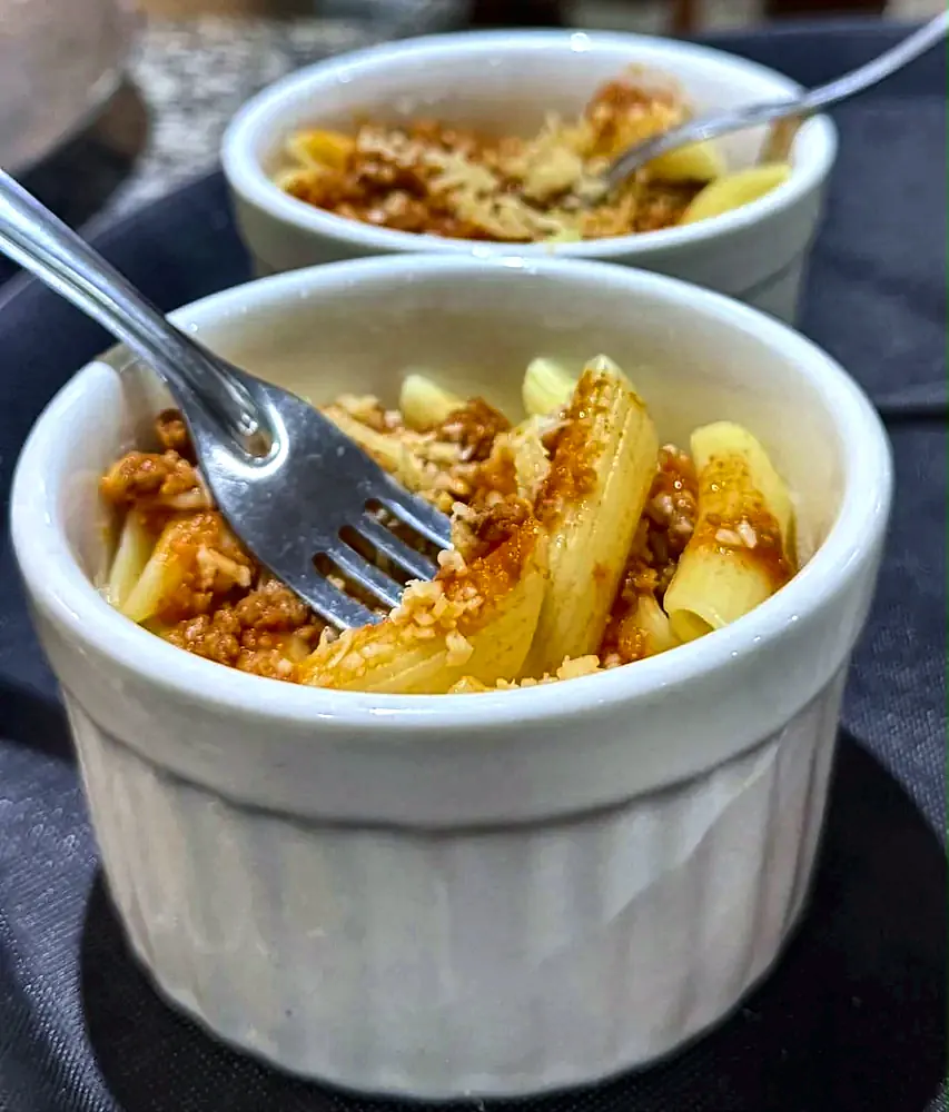 Penne ao molho servido em porções individuais