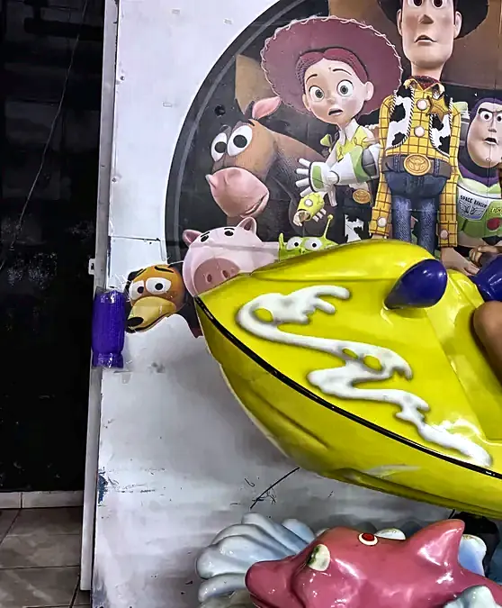 Jet ski infantil em frente ao painel de personagens