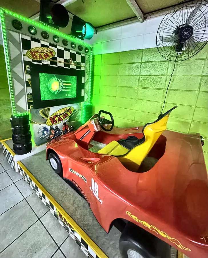 Simulador de corrida em formato de carro